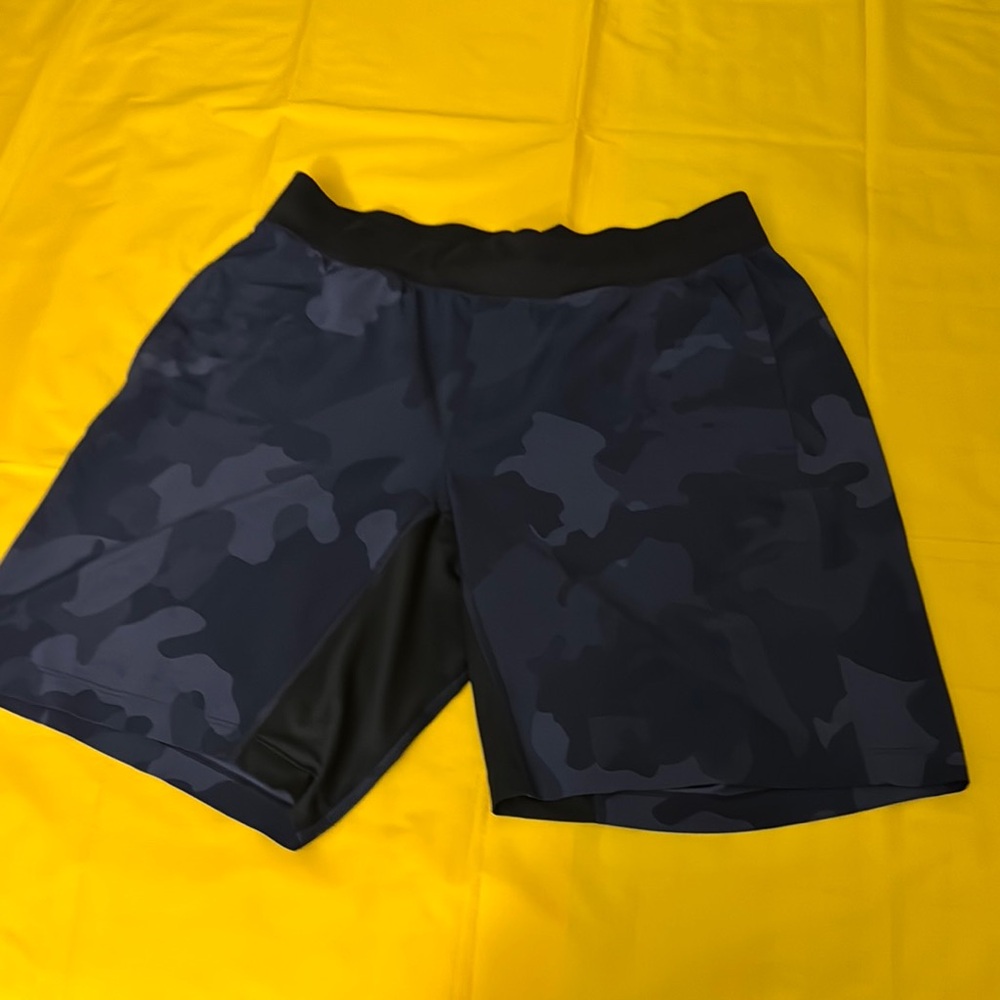Lululemon Camo 9” short (M) Excellent pre-owned condition.
